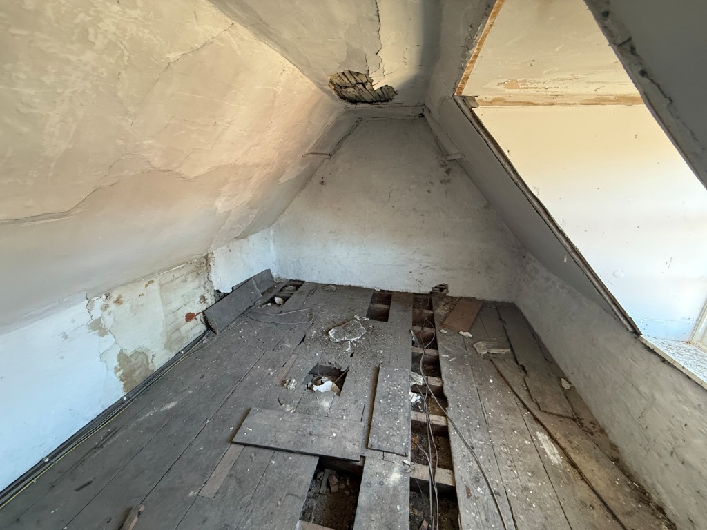 Lot: 76 - SHOP AND UPPER PARTS WITH PLANNING FOR CONVERSION - Room eight